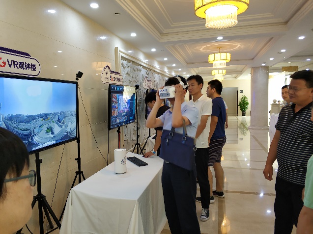 E:\原E\zmm\山东省后勤协会信息化委员会\山东省学校后勤协会高校后勤信息化管理分会工作文档\201907关于组织赴陕西省学习考察高校后勤信息化建设工作的通知\考察图片\体验5GVR技术.jpg